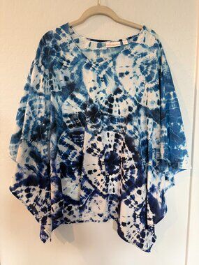 Belle by Kim Gravel Blue Tie Dye Poncho Sleeve Blouse Size Large | Flowy V-Neck